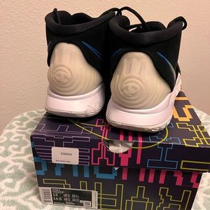 Kyrie 6. Black, blue, Soar Noir